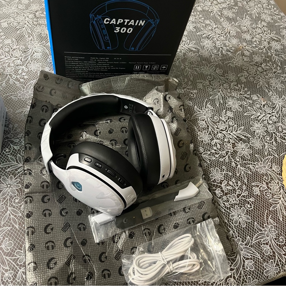 Wireless White Gaming Headset with Microphone - Picture 4 of 4